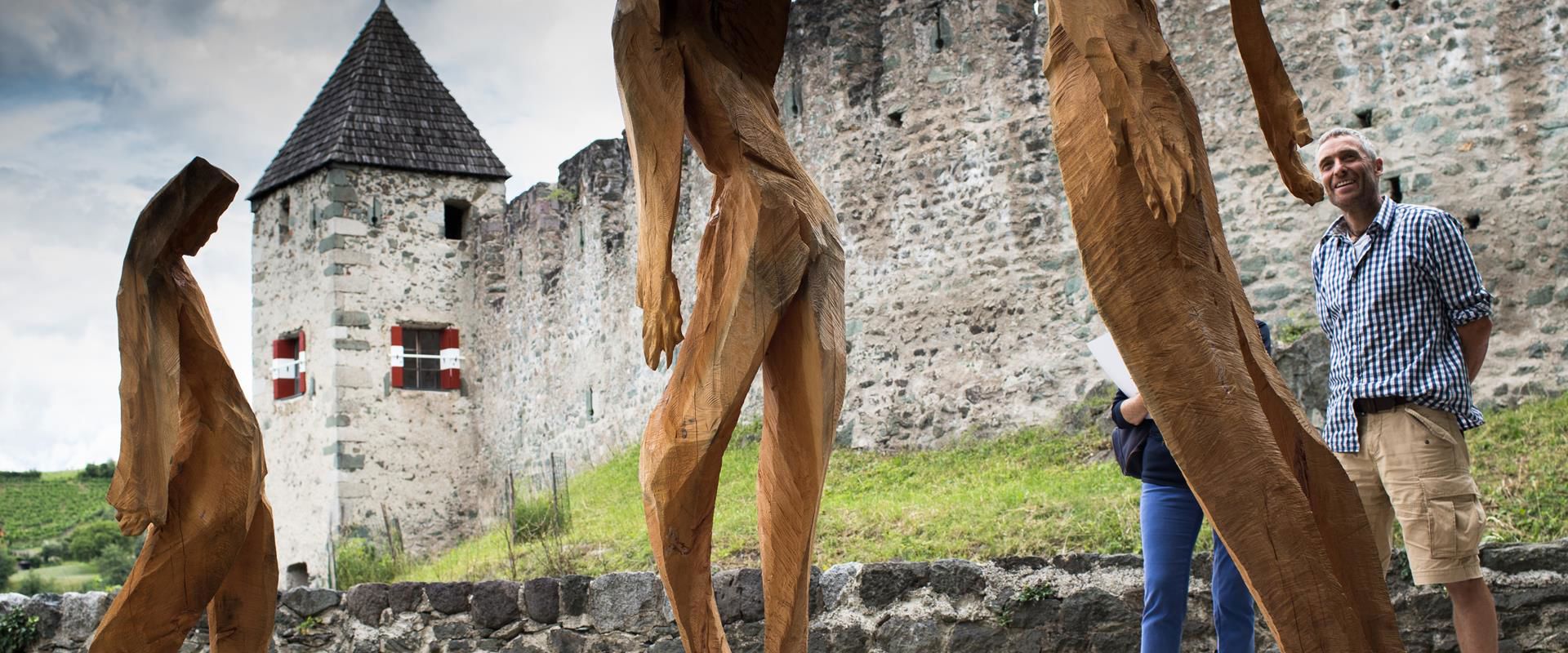 Holzfiguren auf der Kulturmeile Gufidaun