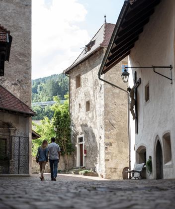 Ein Paar an einer Kirche in Klausen